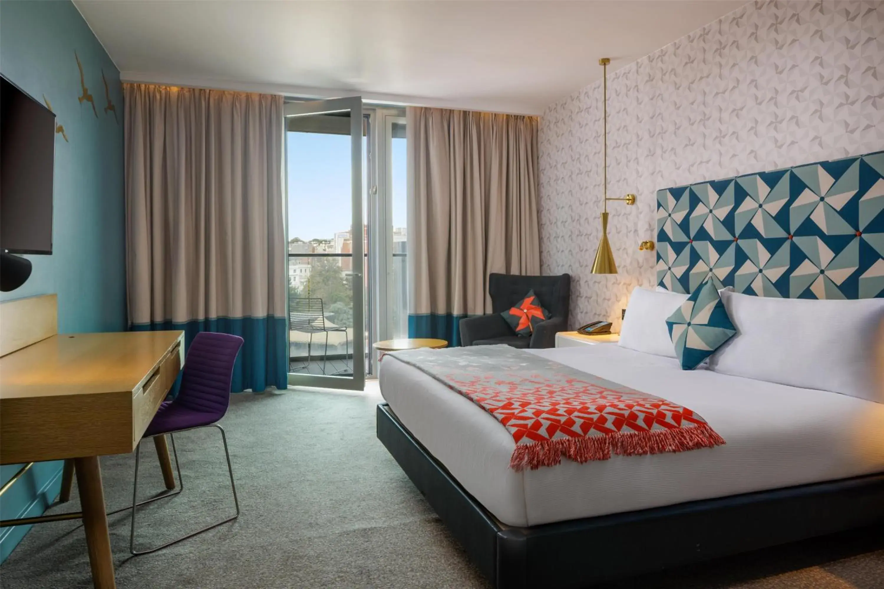 King Guest Room with Balcony in Hilton Bournemouth King Guest Room with Balcony in Hilton Bournemouth