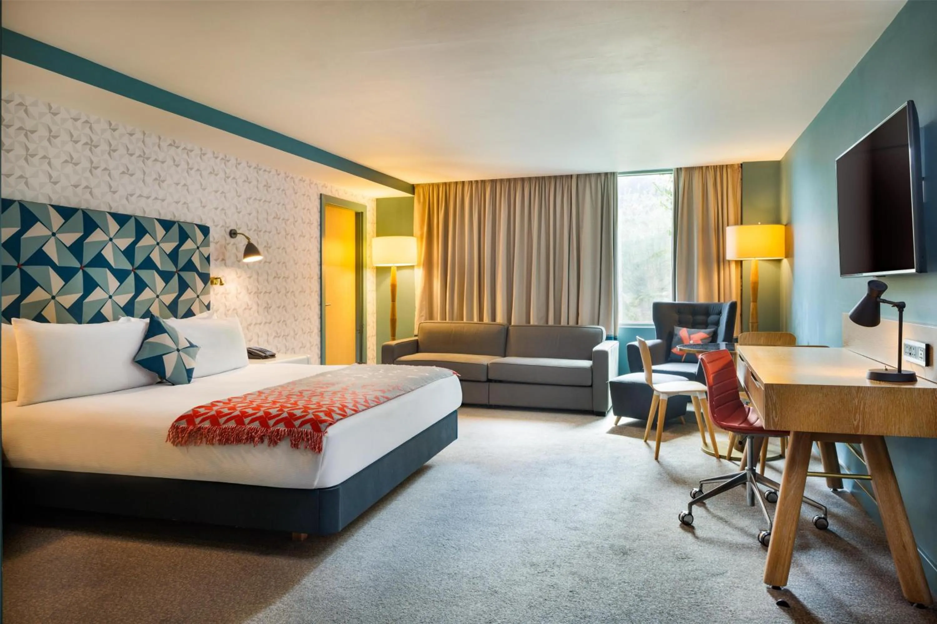 Living room, Bed in Hilton Bournemouth