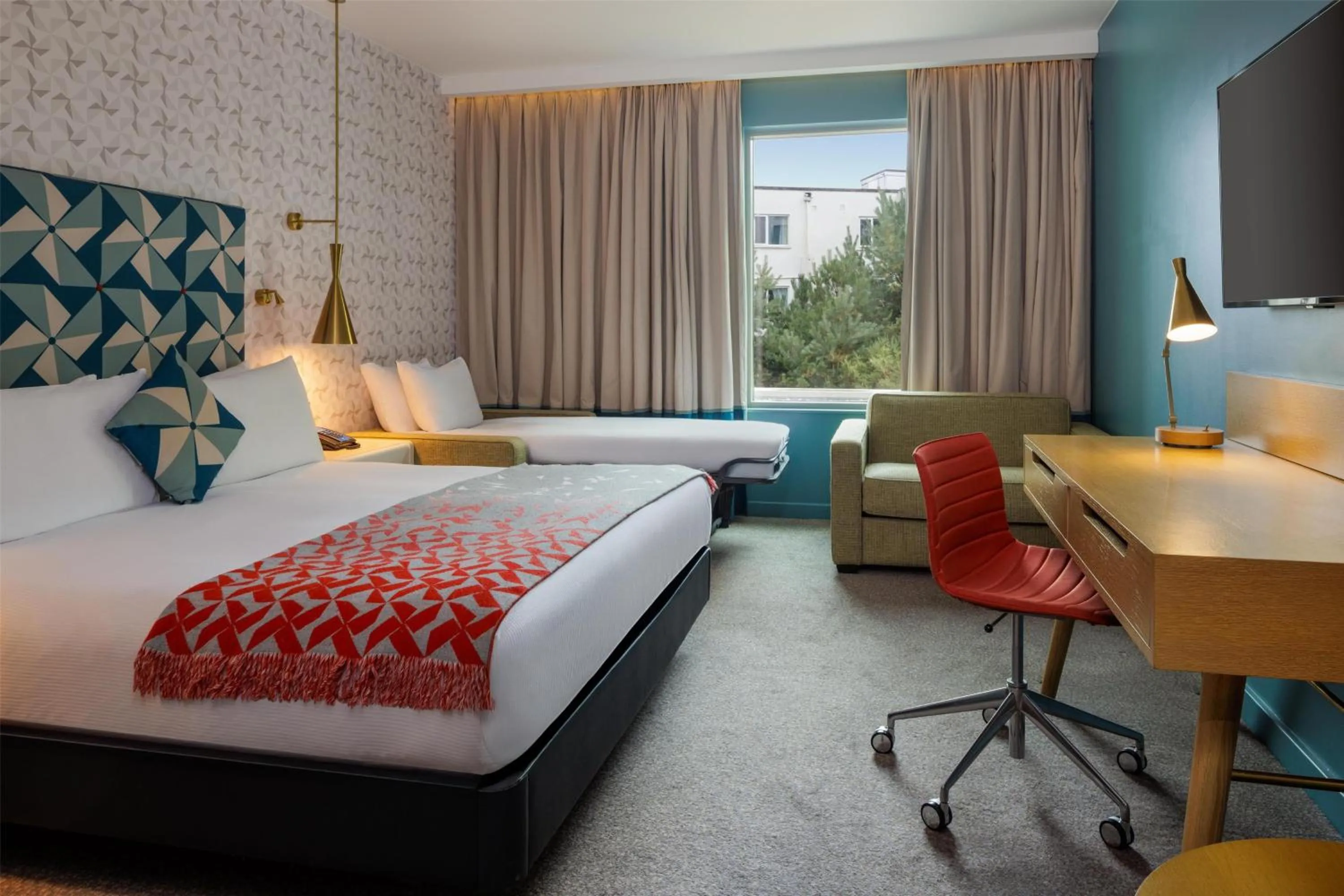 Living room, Bed in Hilton Bournemouth