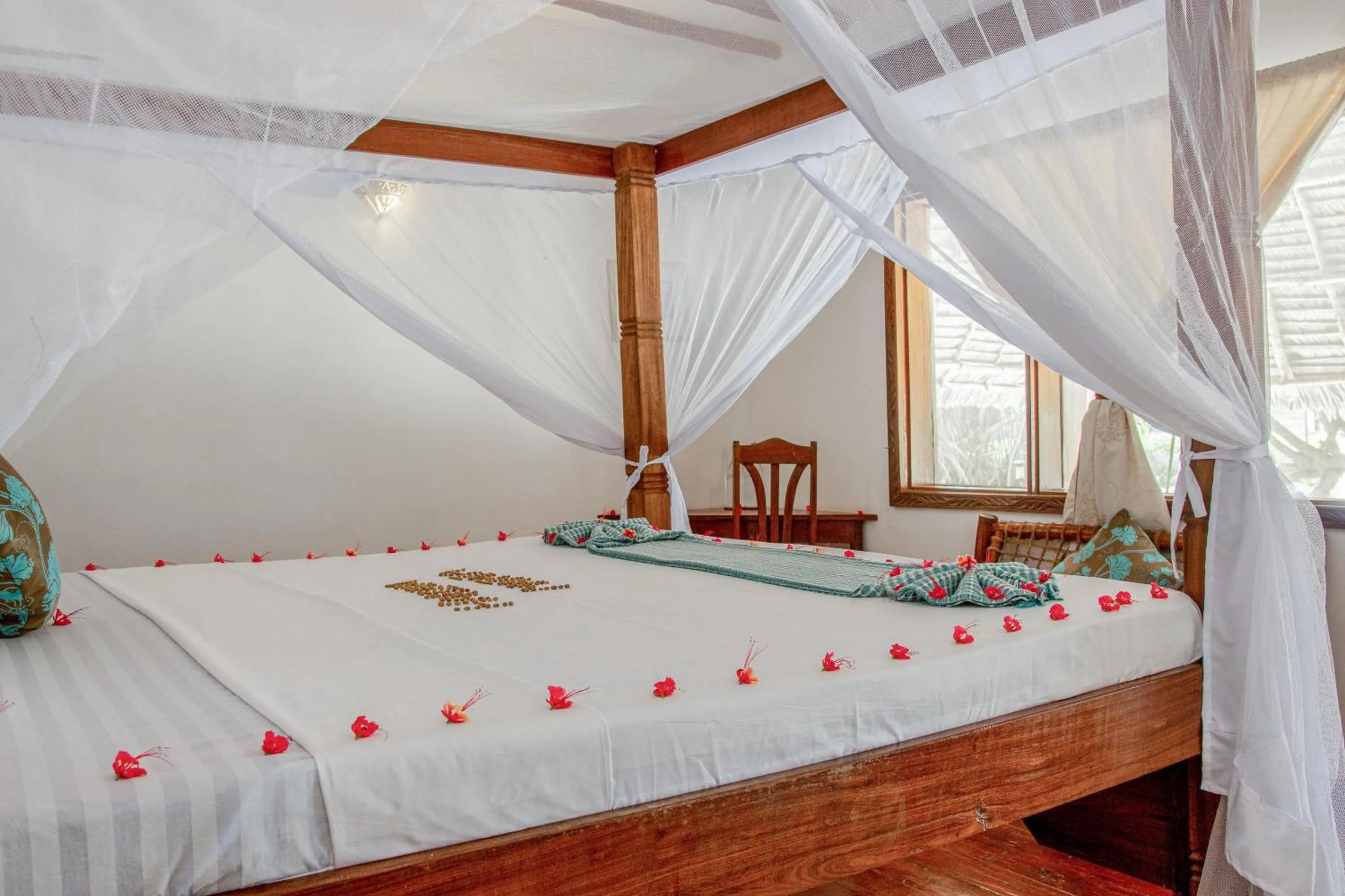 Bed in Hakuna Majiwe Beach Lodge