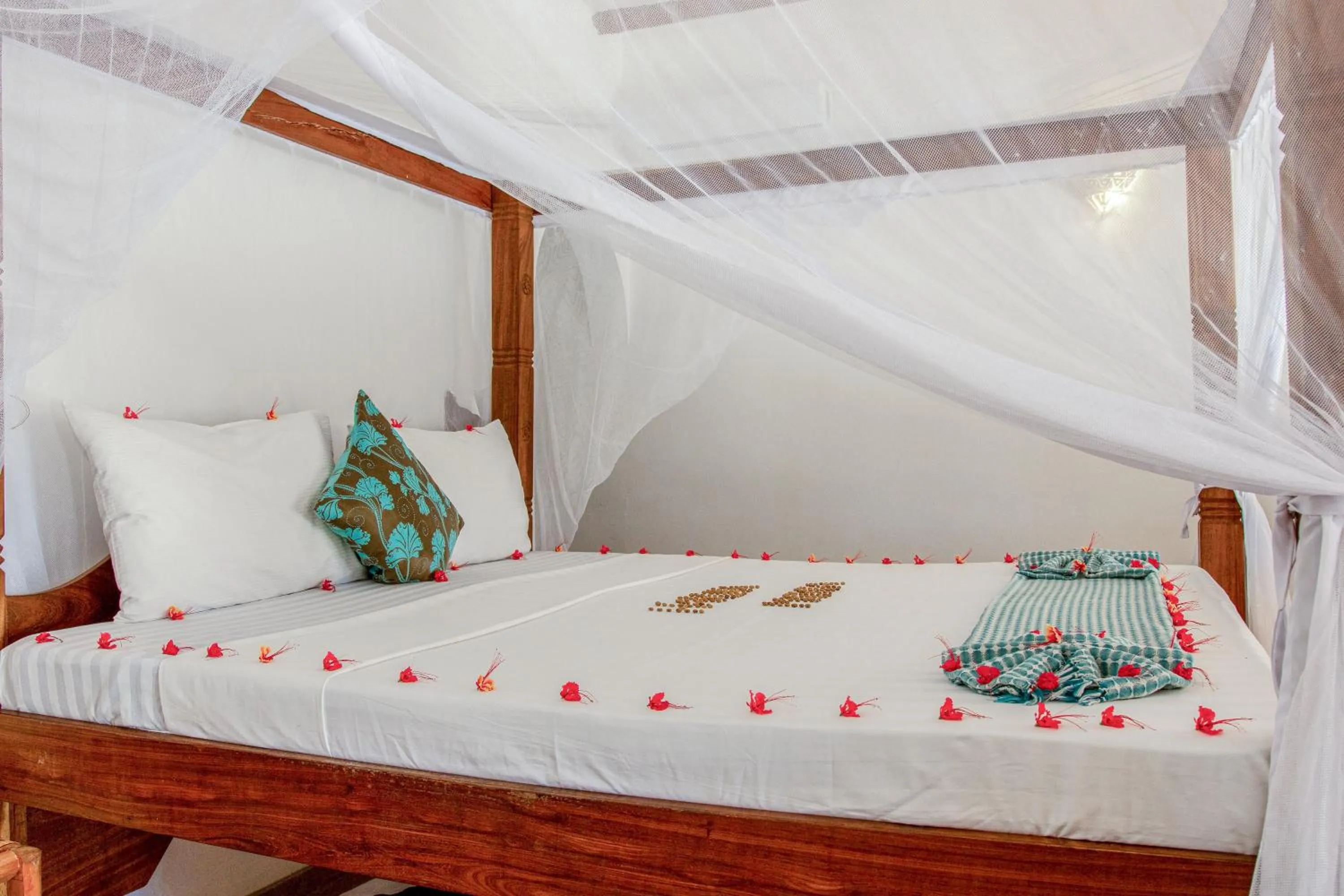 Bed in Hakuna Majiwe Beach Lodge