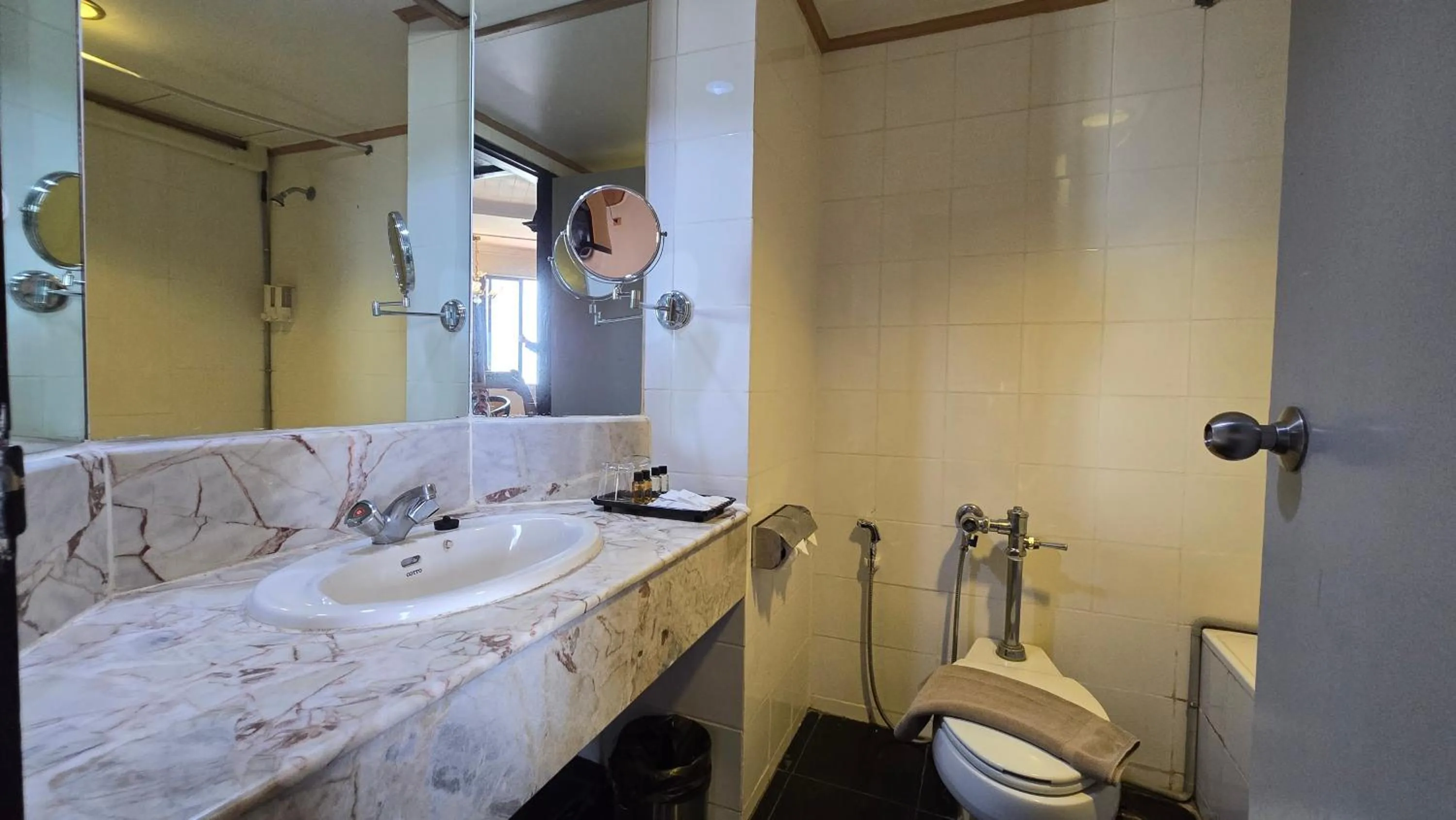 Bathroom in First Pacific Cirrus