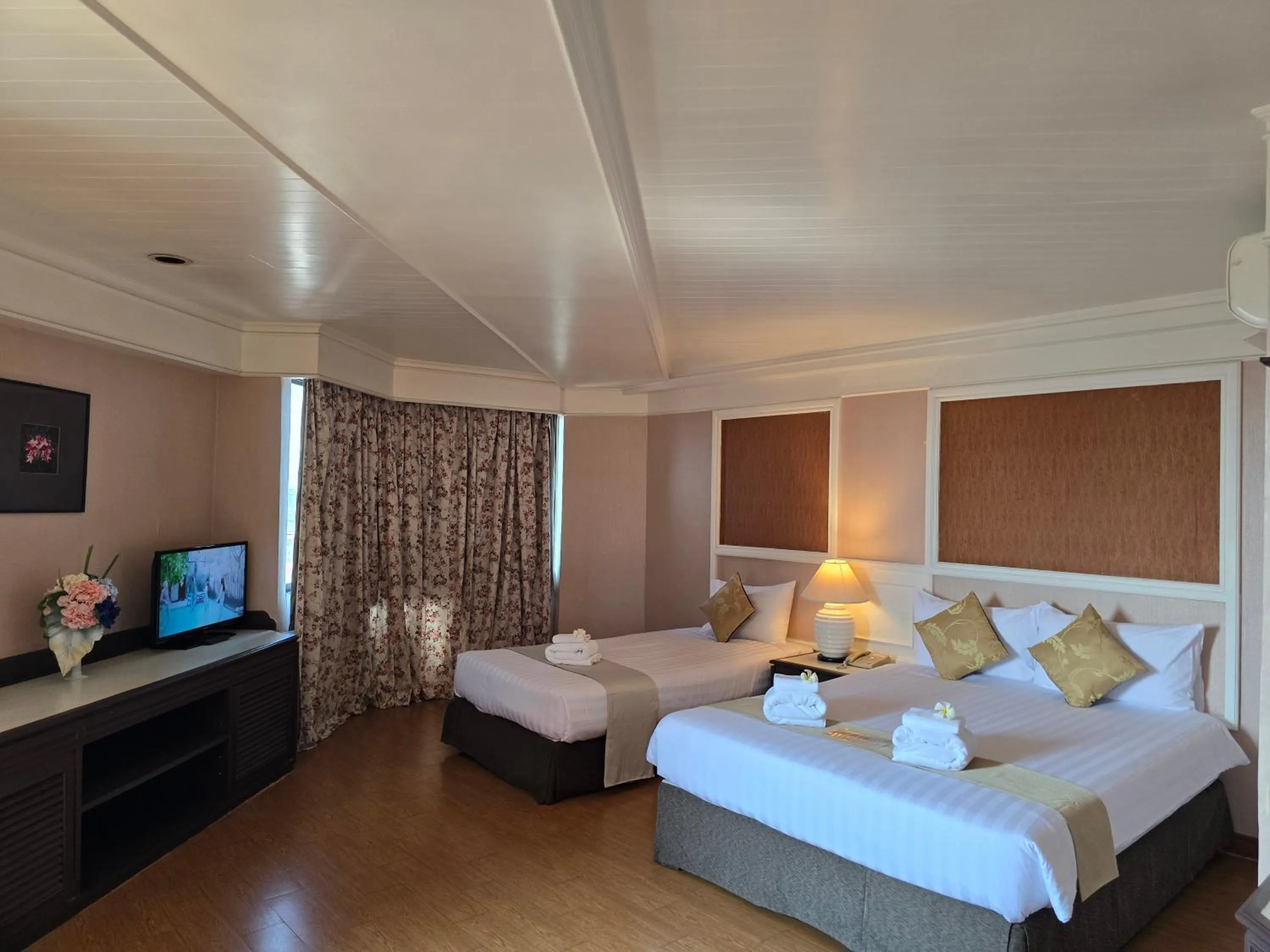 Bedroom, Bed in First Pacific Cirrus