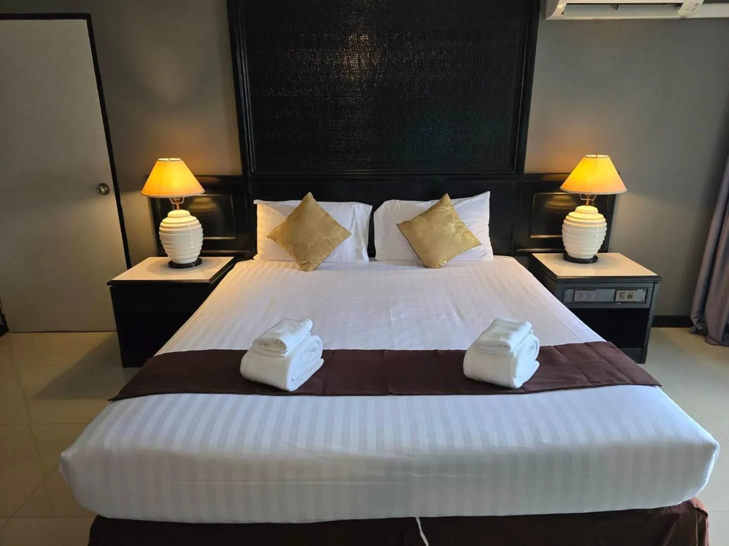 Bedroom, Bed in First Pacific Cirrus