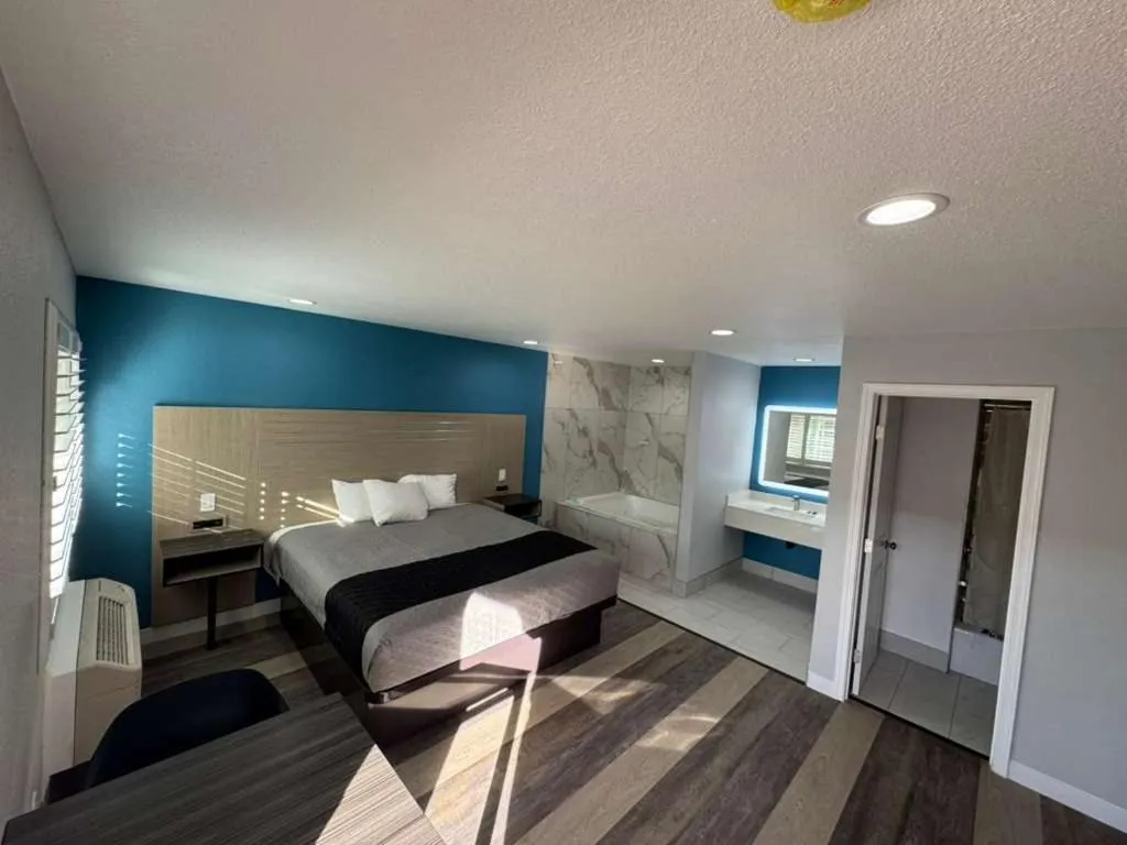 Bed in Palm Inn Motel - Rosemead, Los Angeles