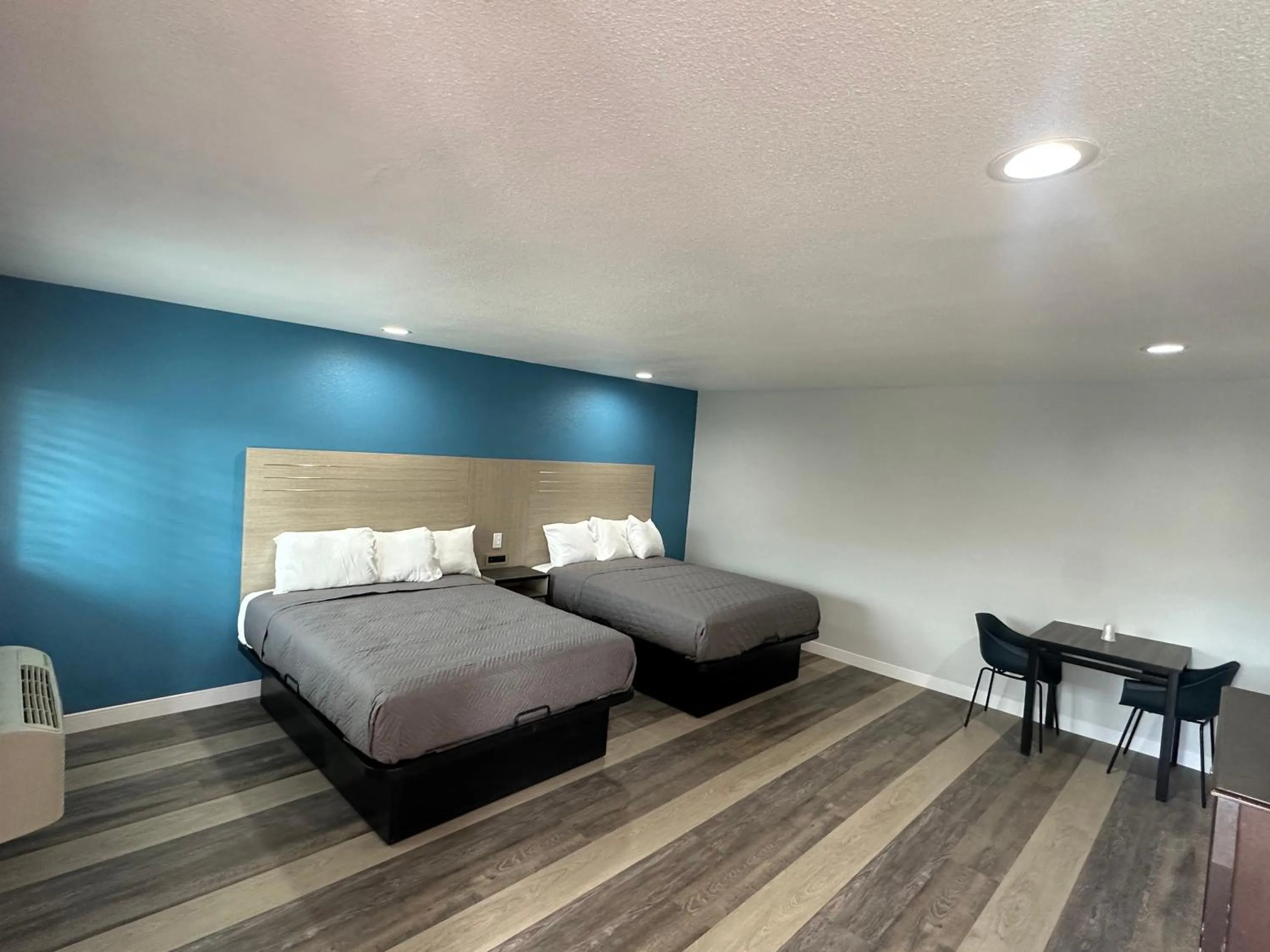 Bed in Palm Inn Motel - Rosemead, Los Angeles