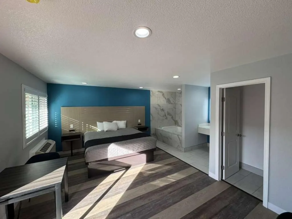 Bed in Palm Inn Motel - Rosemead, Los Angeles