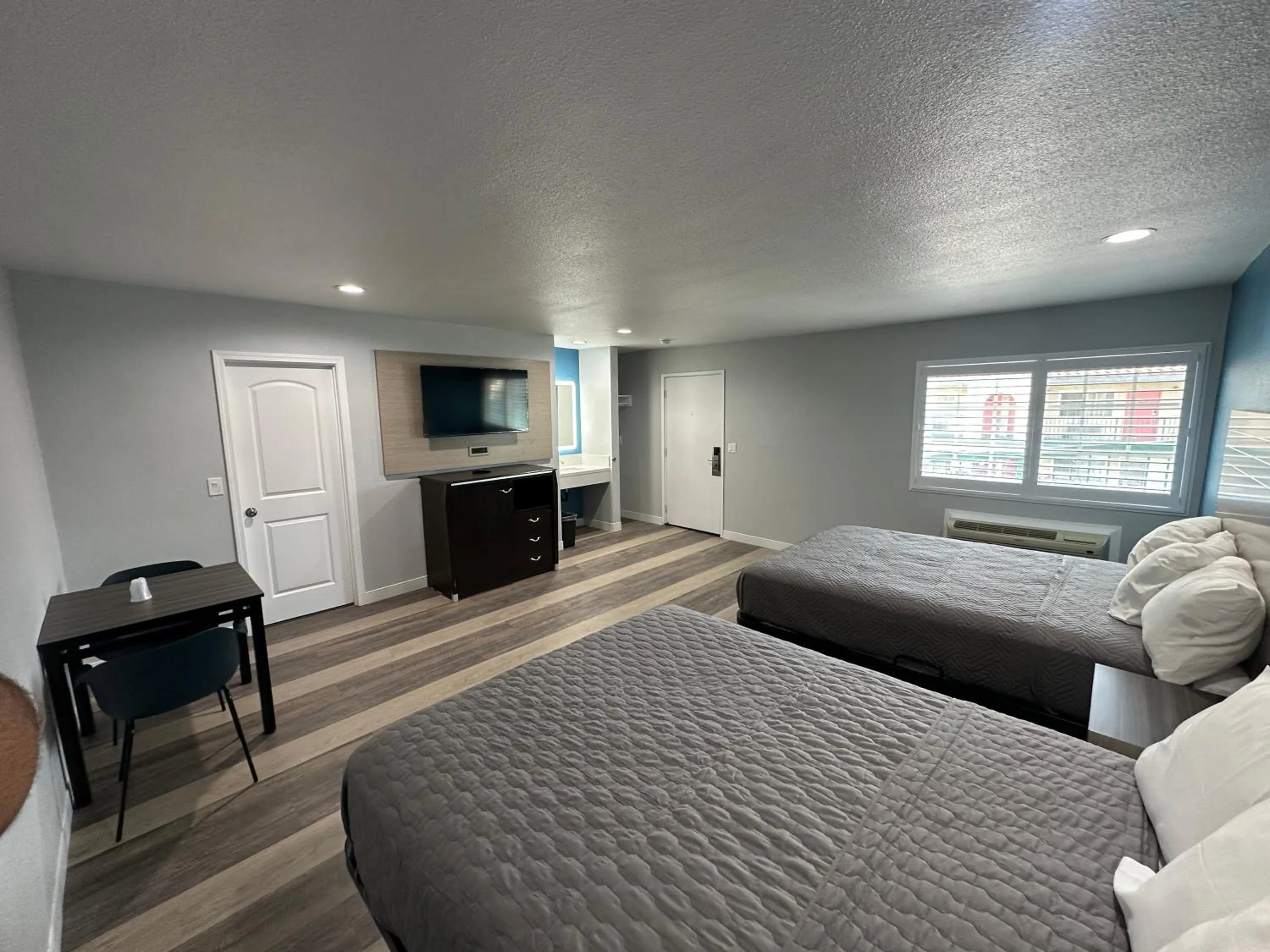 Bed in Palm Inn Motel - Rosemead, Los Angeles