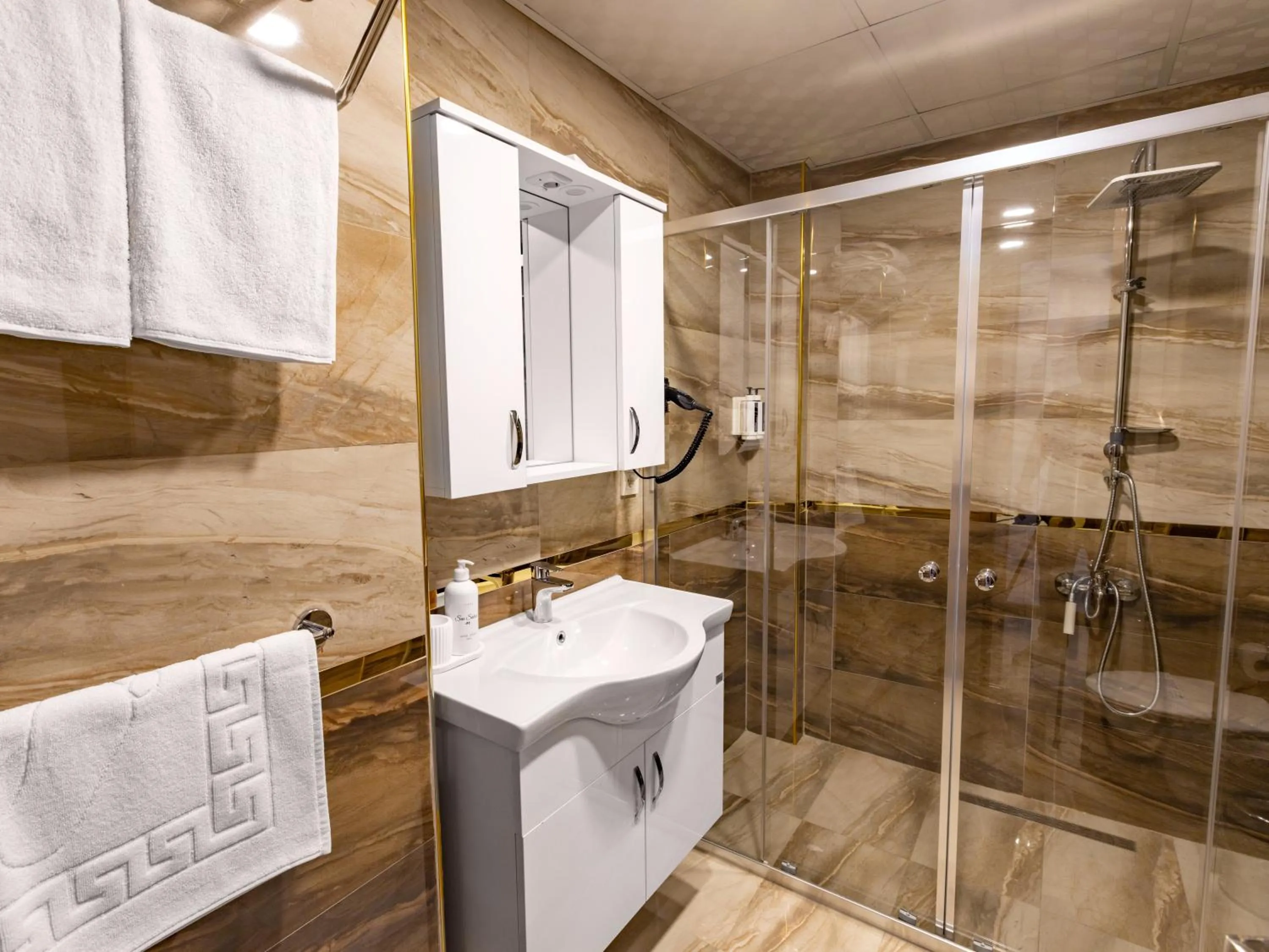 Shower in Quinnova Hotel