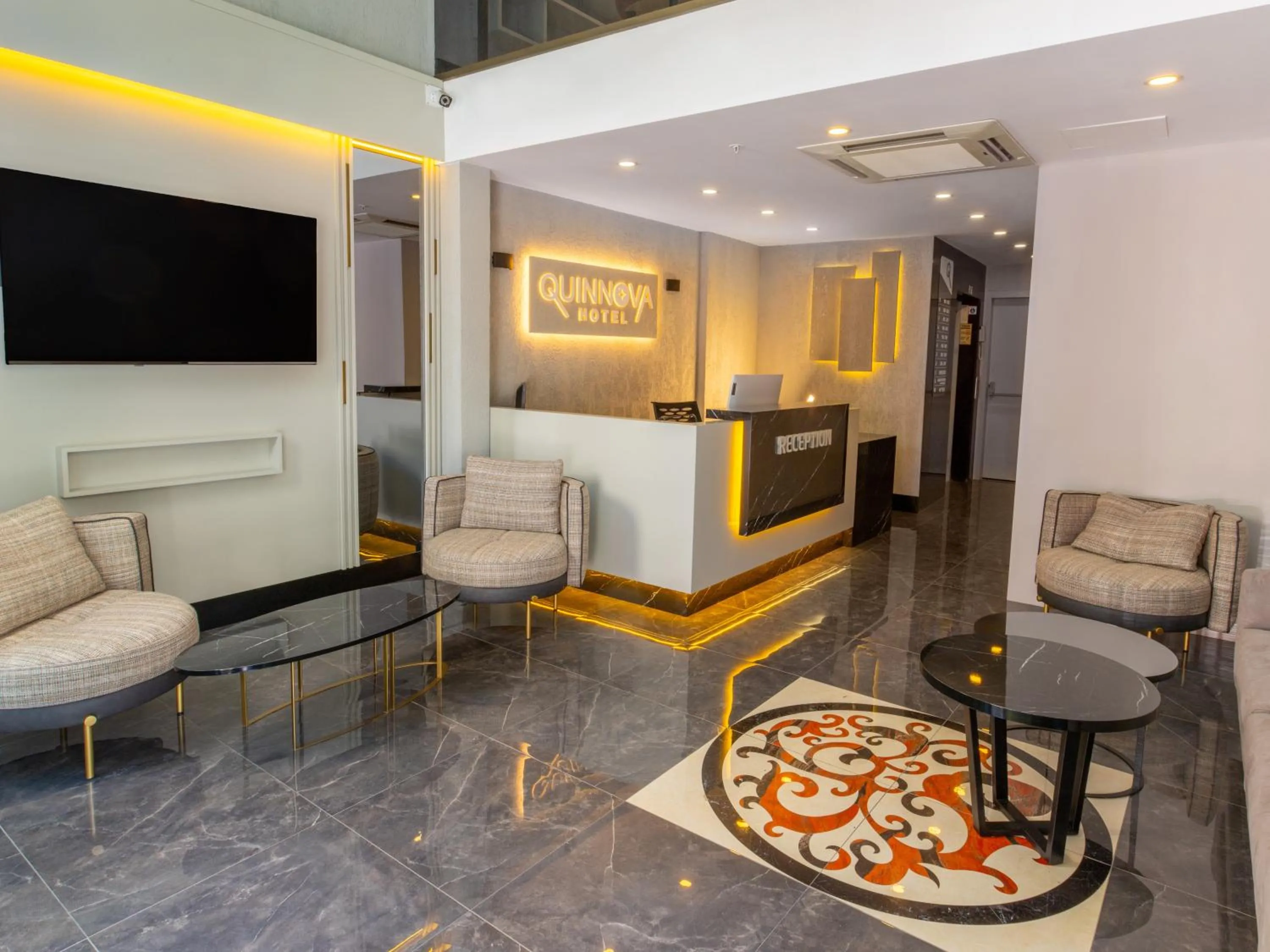 Communal lounge/ TV room in Quinnova Hotel
