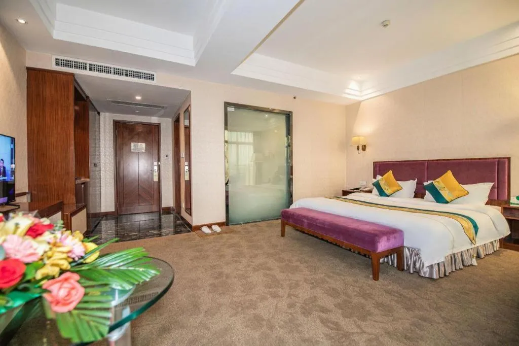 Bed in Shunde Emperor Hotel