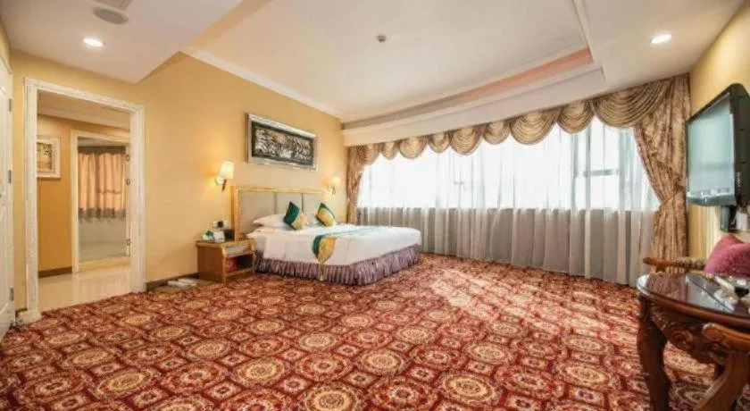 Bed in Shunde Emperor Hotel