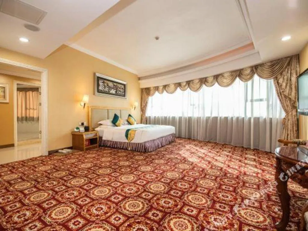 Bed in Shunde Emperor Hotel