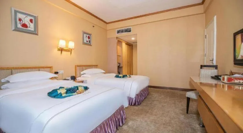 Bed in Shunde Emperor Hotel