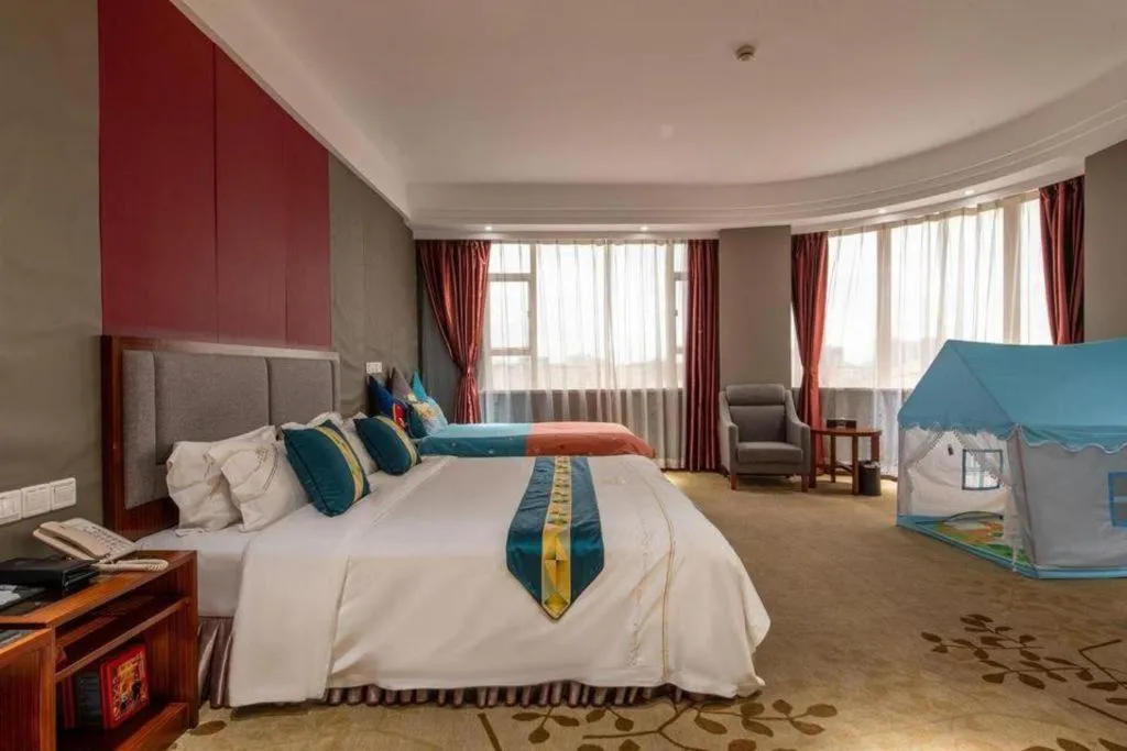 Bed in Shunde Emperor Hotel