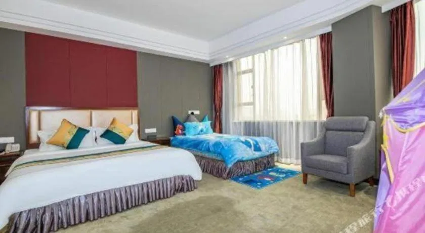 Bed in Shunde Emperor Hotel