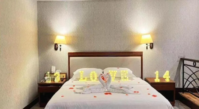 Bed in Fangzhong Holiday Hotel