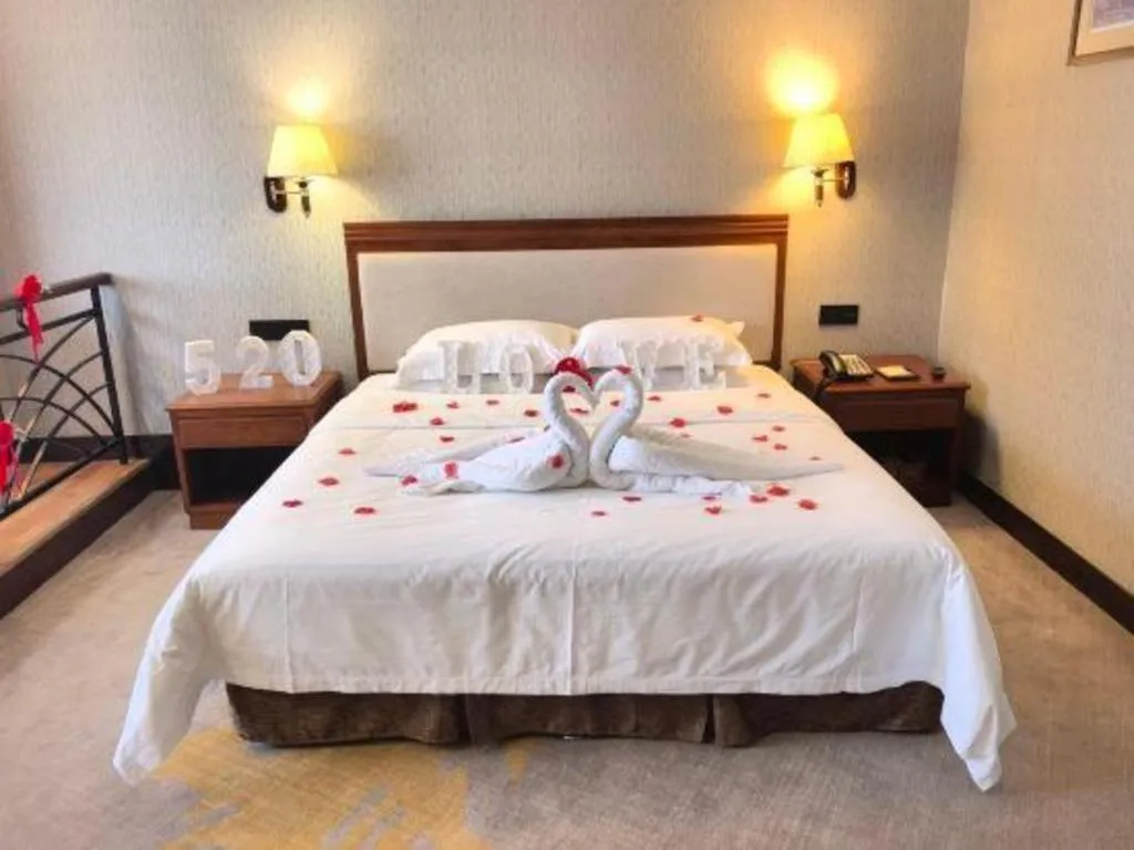 Bed in Fangzhong Holiday Hotel