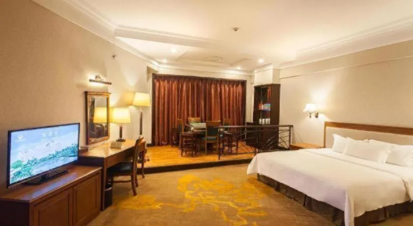 Bed in Fangzhong Holiday Hotel