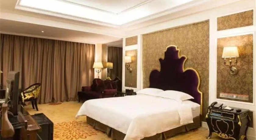 Bed in Fangzhong Holiday Hotel