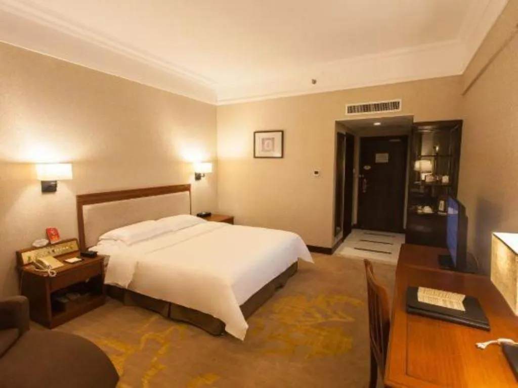 Bed in Fangzhong Holiday Hotel