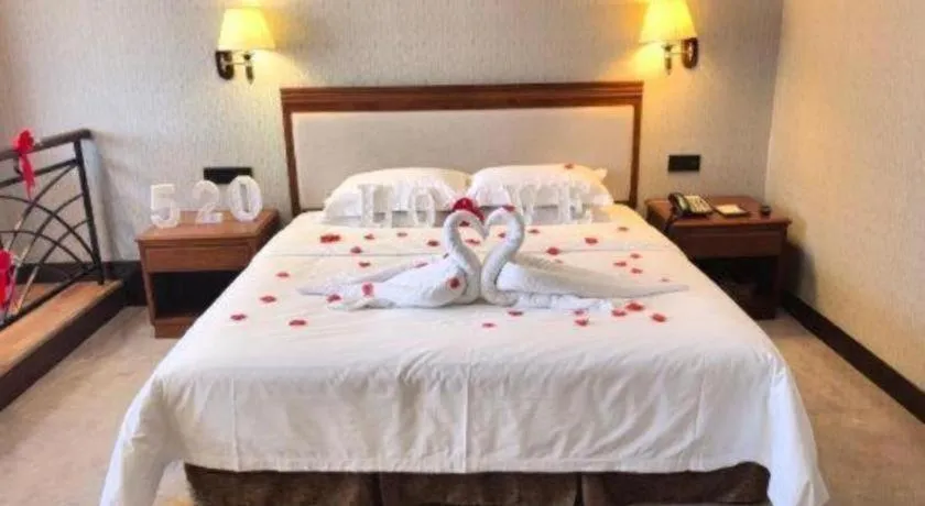 Bed in Fangzhong Holiday Hotel