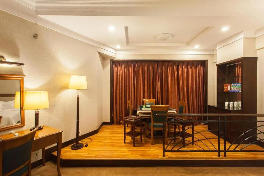 Fangzhong Holiday Hotel