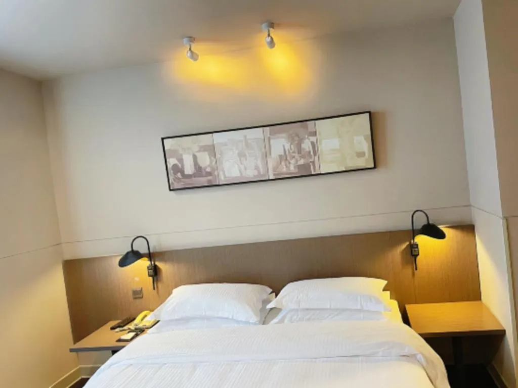 Bed in Jinjiang Inn Select Yancheng Oufeng Hua Street Julong Lake