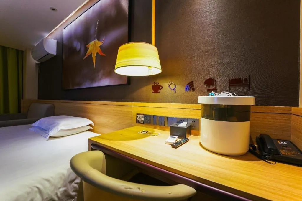 Bed in IU Hotel Nanchang West Railway Metro Station