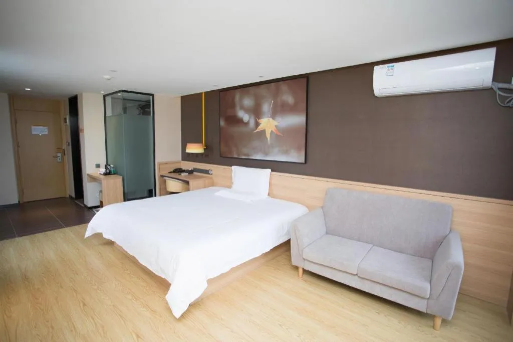 Bed in IU Hotel Nanchang West Railway Metro Station