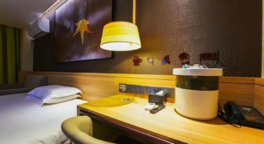 Bed in IU Hotel Nanchang West Railway Metro Station