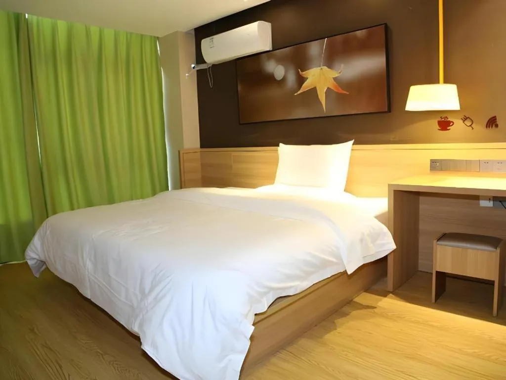 Bed in IU Hotel Nanchang West Railway Metro Station