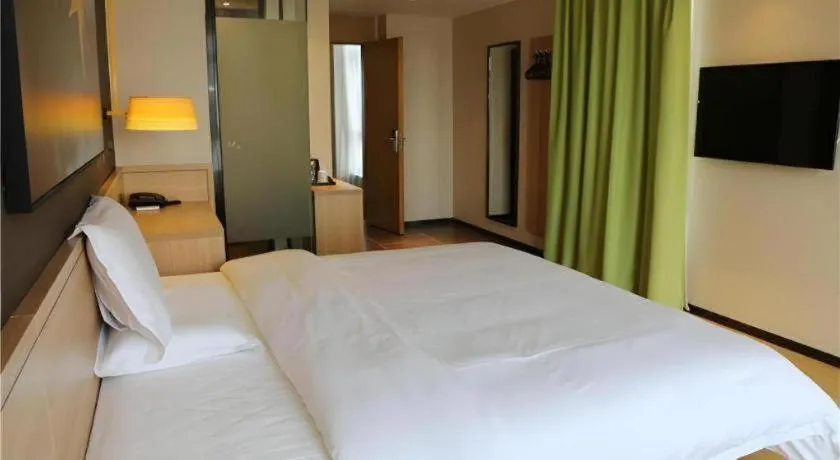 Bed in IU Hotel Nanchang West Railway Metro Station