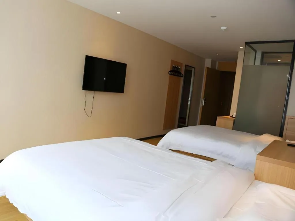 Bed in IU Hotel Nanchang West Railway Metro Station