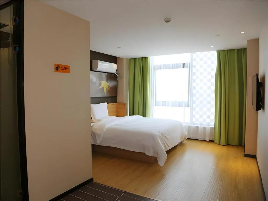 Bed in IU Hotel Nanchang West Railway Metro Station