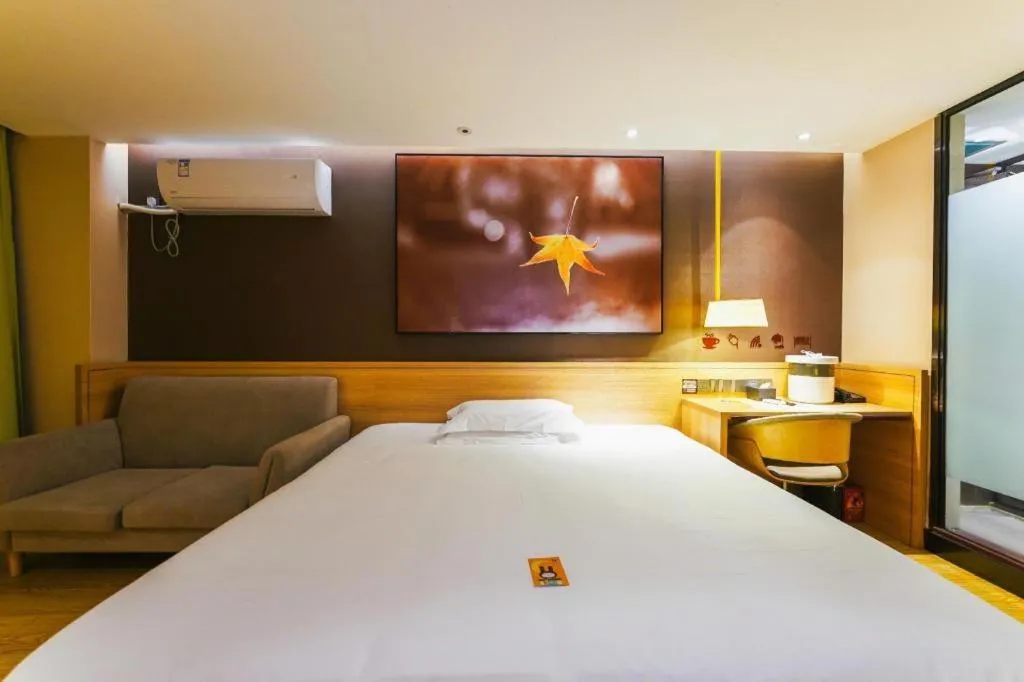 Bed in IU Hotel Nanchang West Railway Metro Station