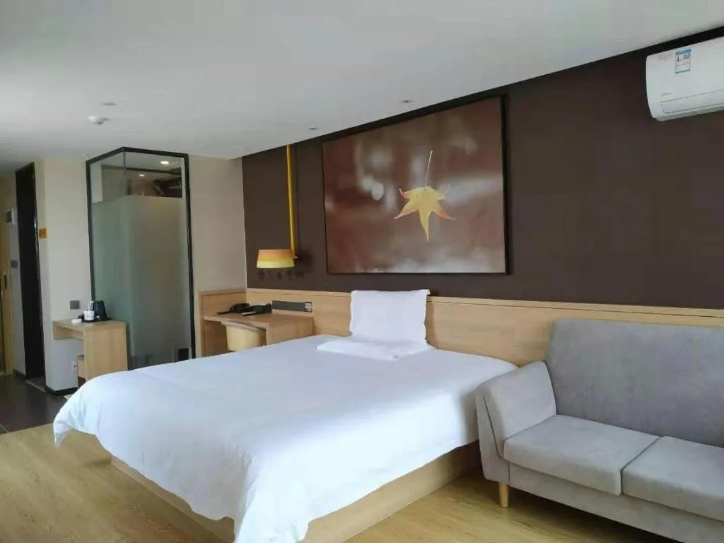 Bed in IU Hotel Nanchang West Railway Metro Station
