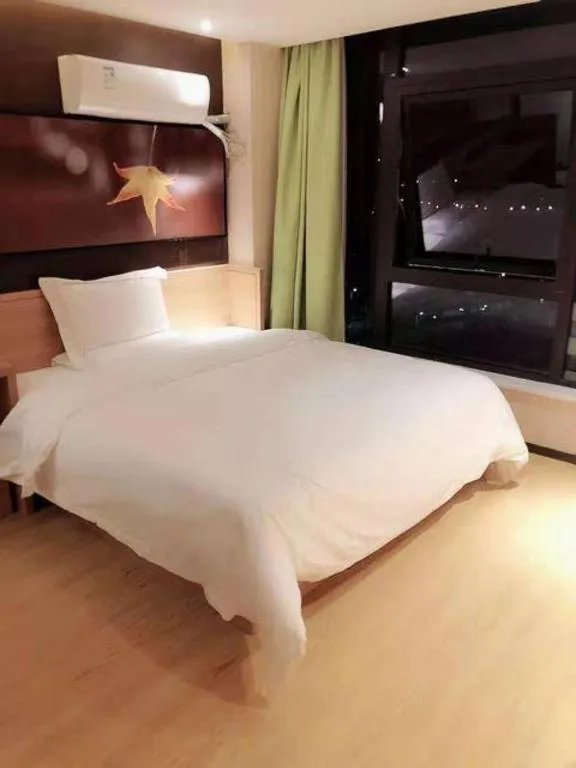 Bed in IU Hotel Nanchang West Railway Metro Station