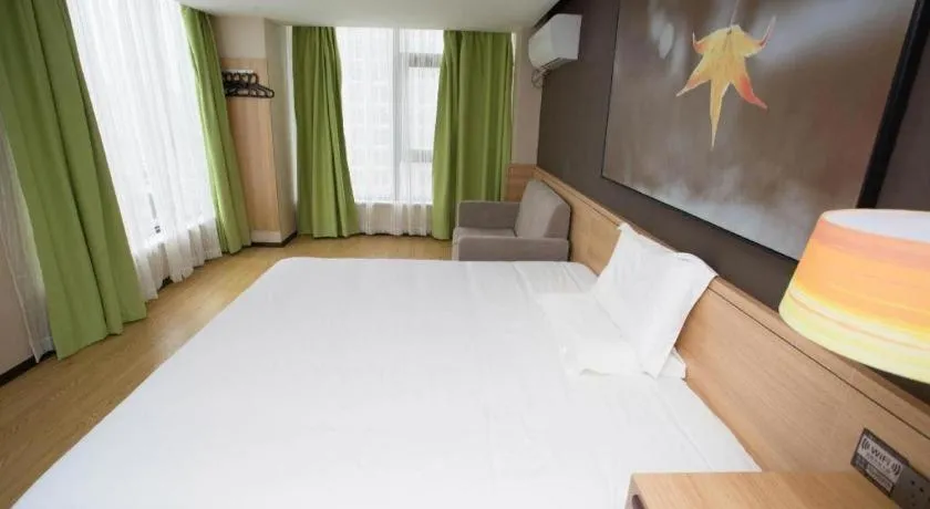 Bed in IU Hotel Nanchang West Railway Metro Station