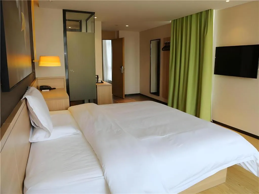 Bed in IU Hotel Nanchang West Railway Metro Station
