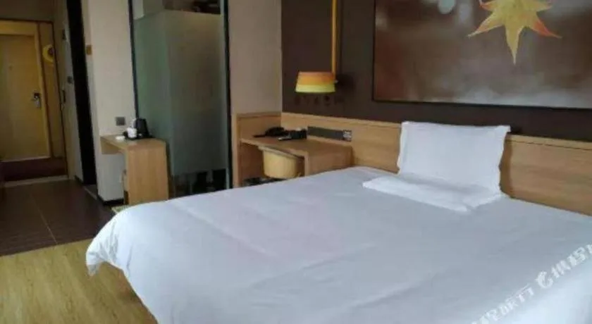 Bed in IU Hotel Nanchang West Railway Metro Station