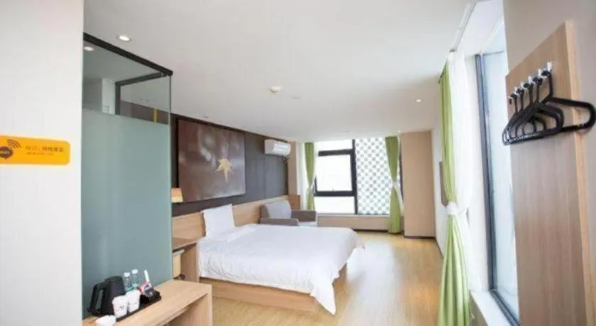 Bed in IU Hotel Nanchang West Railway Metro Station