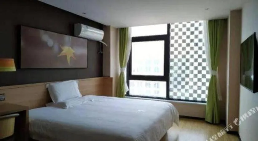 Bed in IU Hotel Nanchang West Railway Metro Station