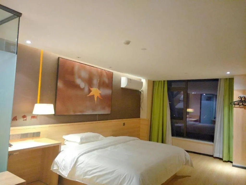 Bed in IU Hotel Nanchang West Railway Metro Station