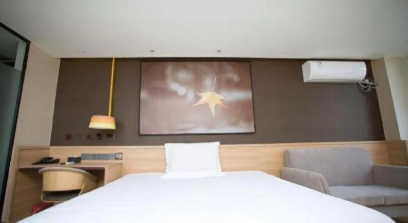 Bed in IU Hotel Nanchang West Railway Metro Station