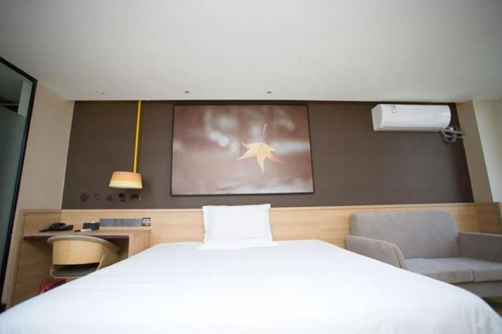 Bed in IU Hotel Nanchang West Railway Metro Station