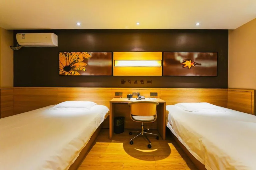 Bed in IU Hotel Nanchang West Railway Metro Station