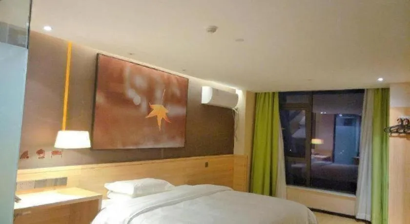 Bed in IU Hotel Nanchang West Railway Metro Station