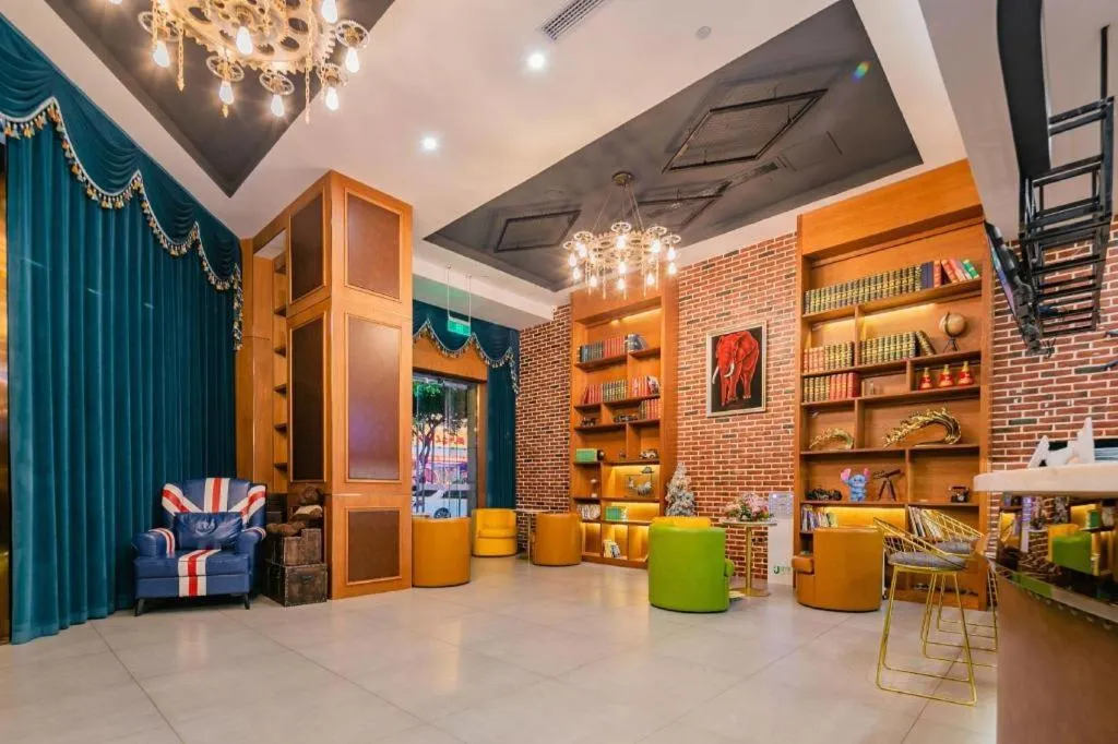 James Joyce Coffetel Chengdou Wuqing Wanda Plaza