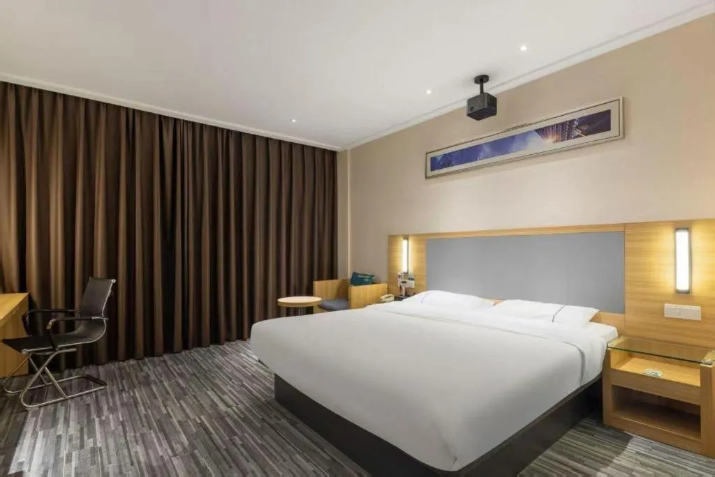 Bed in City Comfort Inn Hotel Zhangjiajie Railway Station Tianmen Mountain Cableway Station
